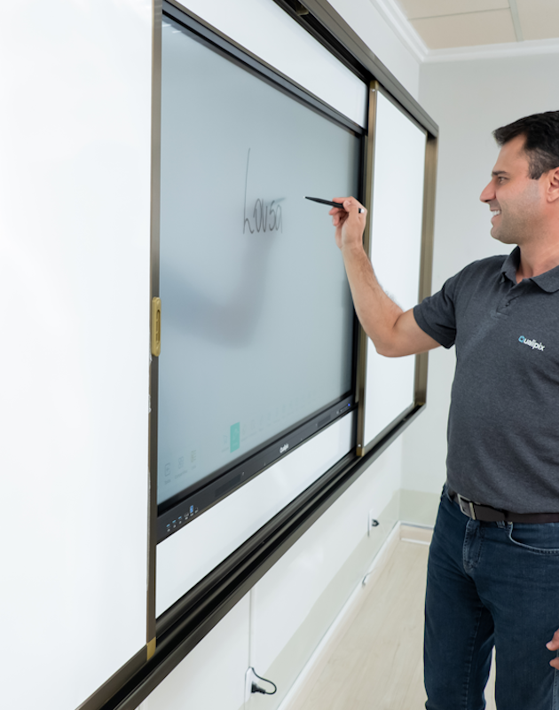 Profissional usando o Quadro Branco com Lousa Digital Integrada Qualipix